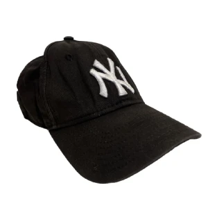 new era yankees keps - säljer min coola new era keps. den är i fint skick förutom lite missfärgning innanför och utanför som inte märks. om du har fragor sả är det bara att kontakta mig.