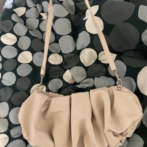 Väska  - Super söt beige väska