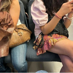 Trendig kjol från Zara - Intressekoll på min såå snygga zarakjol som är eftertraktad!! Finns inte att få tag på längre! Storlek M men passar S❤️‍🔥