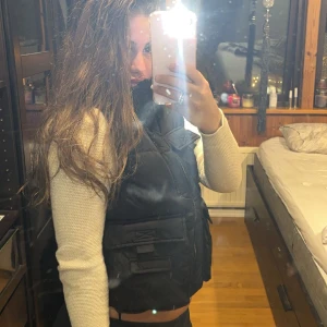 Väst - Svart väst i st s helt ny nästan