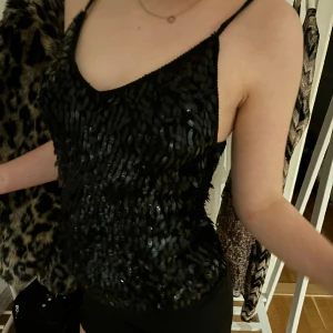 Glittrig topp✨ - Säljer detta söta glittriga linne✨ Bra skick, priset går att diskutera💓