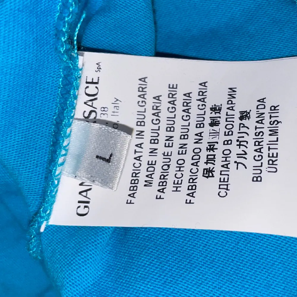 Versace Collection Men'S Bright Blue Graphic Print T-Shirt.  Storlek L, men passar M också.  Köpt i Versace butik.  Nypris: 1200kr  . T-shirts.