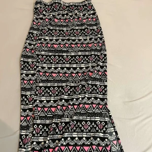 Kjol med slits - Kjol med slits massa mönster och tunn i storlek S-M