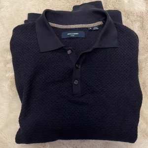 Jack & Jones tröja - En marinblå tröja från Jack & Jones i stilrent mönster. Tröjan har inga defekter, tröjan har int använts speciellt mycket. Har ni frågor, skriv!