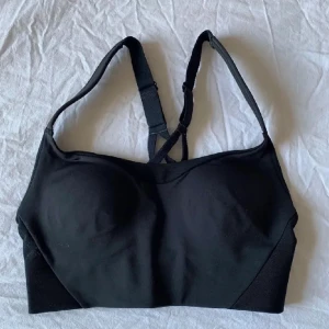 Oysho Sport bh - En svart skön sport bh from Oysho som e tjock och perfekt för träningar, aldrig använde då den inte passat ⭐️vaddad, orginal pris 399kr