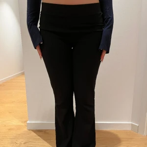 Svarta byxor - Säljer mina svarta, utsvängda byxor som inte kommer till användning💗