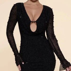 Svart klänning  - Svart klänning med pärlor från ohpolly, jättefin och i bra skick använd endast en gång. 