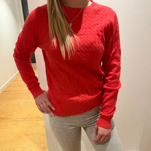 Röd flätad tröja - Säljer min röda, långärmade, flätade tröja som inte kommer till användning💗den är mer åt det rosa-röda hållet. Ser lyxig ut