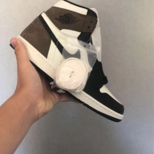 Jordan 1 mocha - Helt nya 10/10 säljer för passa inte mig.  Ca 6000 ny pris