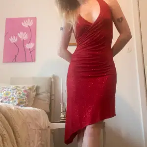 Röd glittrig klänning från märket Lipstick 💋 frakt står köparen för
