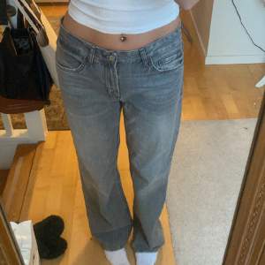 Gråa lågmidjade jeans från Zara  Jag använder vanligtvis storlek 38 i jeans så dessa jeans sitter lite lösare på mig.  Jag är 178 cm 