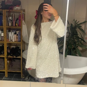 Hm paljettklänning  - Super fin, lapparna kvar! Stl xs🎀 buda från 500 eller köp direkt 600💘