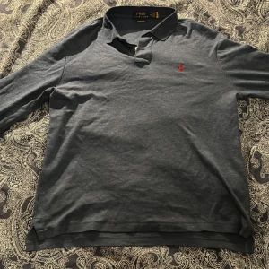 Ralph lauren rugbytröja - Hej säljer min fina Ralph Lauren rugbytröja då den e för liten för mig, den är nästan ny skick använd ett få tal gånger. Nypris 1300kr mitt pris 400kr. Kan även tänka mig byten. Skriv vid vilka frågor som helst!!
