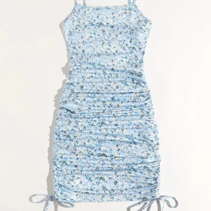 Sommarklänning 🌊 - Använd 2 ggr, inga defekter elr fläckar,☀️sitter jättebra och man kan ändra längden med hjälp av snöret på sidorna❤️