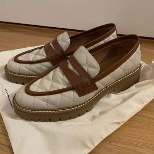 Loafers från Flattered modell Signe, storlek 40. Använda men i mycket bra skick.