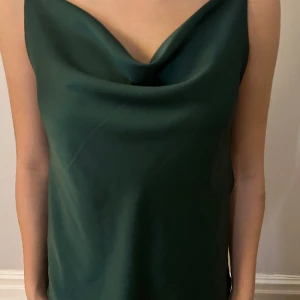 Grönt linne  - Grönt linne knappt använd!! Står ingen storlek men uppskattad S