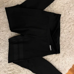 Träningsbyxor  - Svarta clean Stronger tajts. Nästan aldrig använda. Säljer för att de ej används. Köpte på Stronger för 699