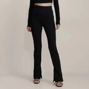 Byxor med slits - Byxor från nakd i ett väldigt skönt stretchiga material. Slits och sömdetalj längs benen. Storlek xxs men är väldigt stretchiga så skulle säga att de funkar även som s. Väldigt fint skick! 💗