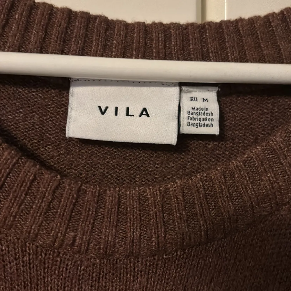 Säljer en stickad tröja från Vila i storlek M. Har använt den några gånger men den är fortfarande i super gott skick. Den är super mjuk ock skön😊. Tröjor & Koftor.
