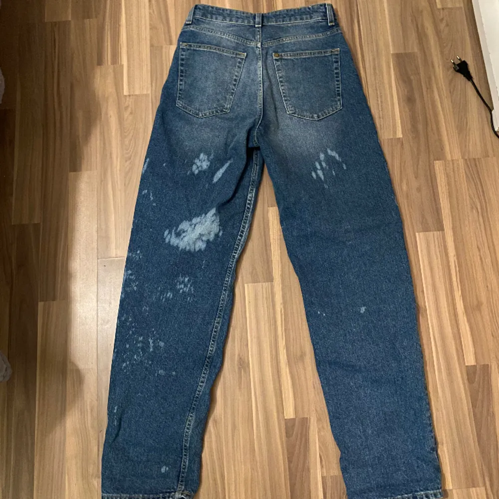 90s jeans från H&M. Coolt mönster som jag gjort själv. Mycket gott skick!. Jeans & Byxor.