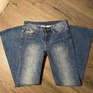 Skitsnygga lågmidjade bootcut jeans från Brandy Melville ♥️ Storlek S, 82cm innerbenslängd och ca 37cm tvärsöver höften/midjan