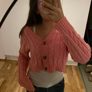 Flätad rosa kofta!! - Skit fin rosa kofta som endast använts en/två gånger, perfekt till sommaren💗💗