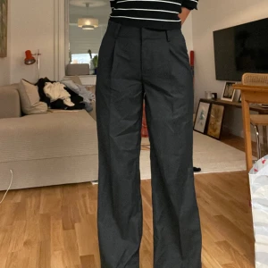 Svarta kostymbyxor - Svarta konstymbyxor från Gina Tricot. Lösare i modellen, storlek 36