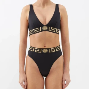 Versace bikini - Säljer mitt Versace bikini set. Aldrig använd med prislapp på båda delar, ÄKTA, köpt på zalando för 2000 kr plus 