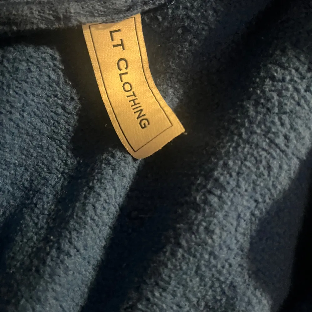Säljer denna rhinestone hoodie från lt clothing då den inte kommer till användning. Skick 7/10 (inga defekter). Nypris 449kr. Hoodies.