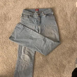 Low waist jeans  - Jättefina low waist jeans som har blivit för små❤️ skriv för fler bilder 