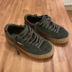 Puma Fenty - Mina älskade mörkgröna suede FENTYxPUMA behöver nytt hem. Använda men fina. Storlek 36. 