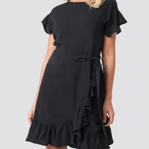 Svart klänning - Kort klänning från NA-KD från ADJ x NAKD kollektionen. Kan skicka bild på hur den ser på om de önskas.