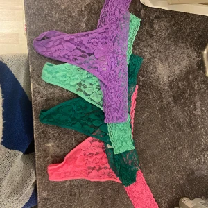 Underkläder  - Sjukt fina trosor, aldrig använda. Ett par enbart testade. Helt nya.  30kr styck eller alla för 100kr.  Storlek l men små i storleken. 