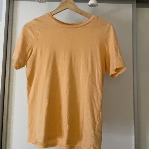 T-shirt - Fin tröja från Gina och lite genomskinlig men i jätte bra skick