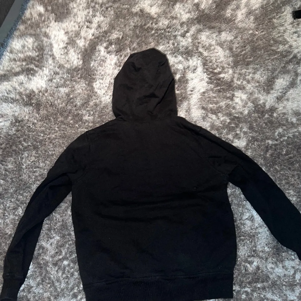En helt ny nästan oanvänd burberry hoodie. Mycket fint skick, nästan oanvänd till ett bra pris. Nypris: 3500kr mitt pris: 1299. Hoodies.