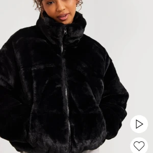 Nelly Jacka  - Säljer denna jättemysiga jacka från Nelly, använd endast 1 gång. Nypris 500kr säljes för 300kr, strl S 😊