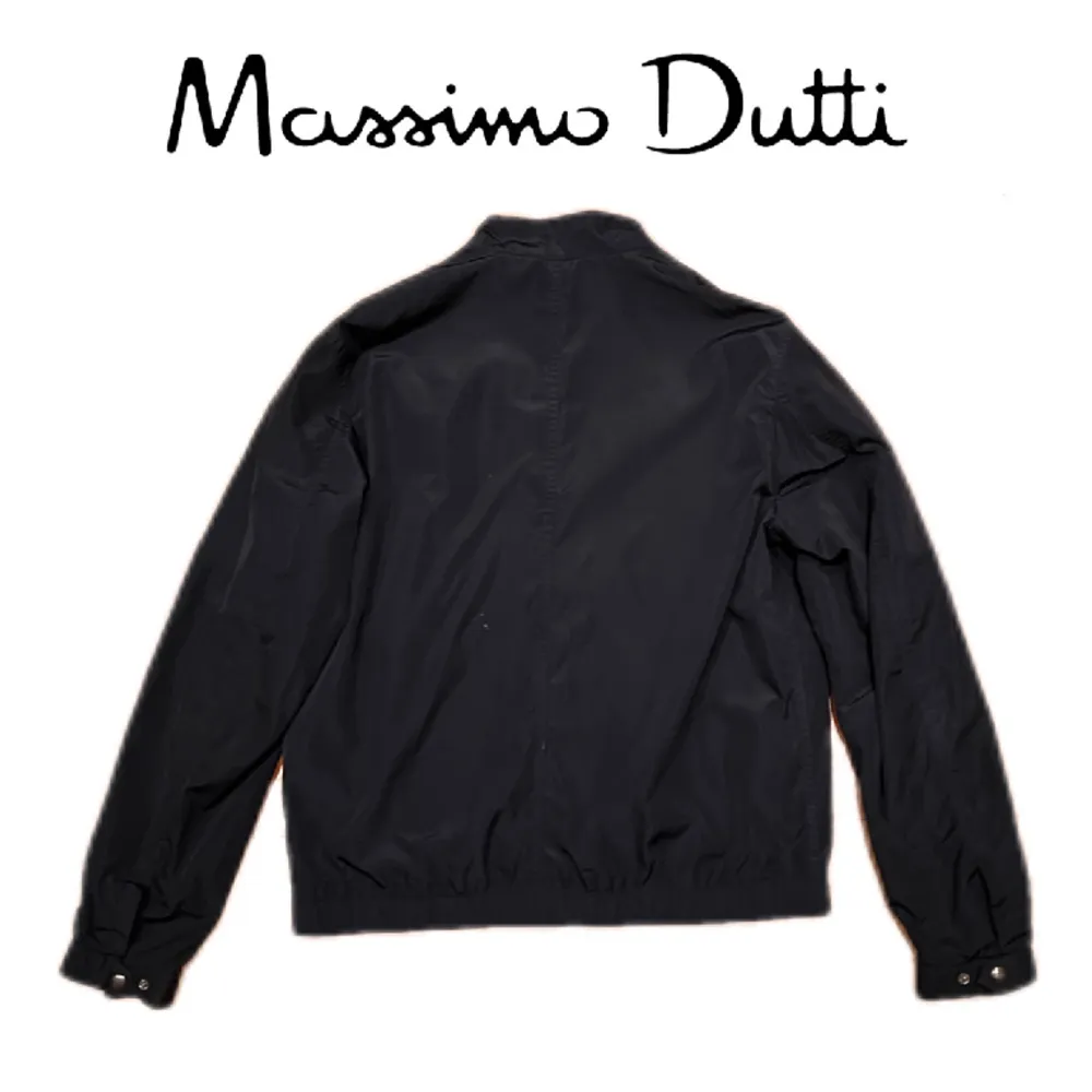 Massimo Dutti Jacka i färgen svart. Storlek M och modellen är 184 cm lảng. Bra skick. Nypris ca 1100 bra pris på 400. Jackor.