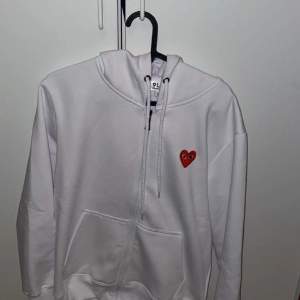 Säljer nu min vita cdg hoodie men zip i storlek S fick den i julklapp kom privat för mer information.