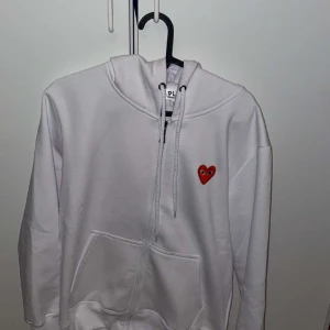 Cdg zip hoodie vit  - Säljer nu min vita cdg hoodie men zip i storlek S fick den i julklapp kom privat för mer information.