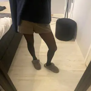 Snygga gröna skinn shorts