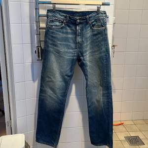 Weekday jeans i modellen space relaxed. Bra skicka 8/10. Kan köpas i paketpris med det andra paret för 449kr. Skriv gärna vid intresse!