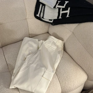 Cargo/kostym byxor NAKD - Super fina vita byxor ifrån NAKD 