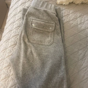 Juicy Couture mjukisbyxor  - Säljer dessa ljusgråa Juicy Couture mjukisbyxorna i storlek xs. De är knappt använda och är i bra skick. Priset kan diskuteras vid snabb affär. Nypris 1000 kr