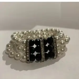 Riktigt festligt och snyggt armband! Ser dyrt ut! Den har både diamanter och pärlor.