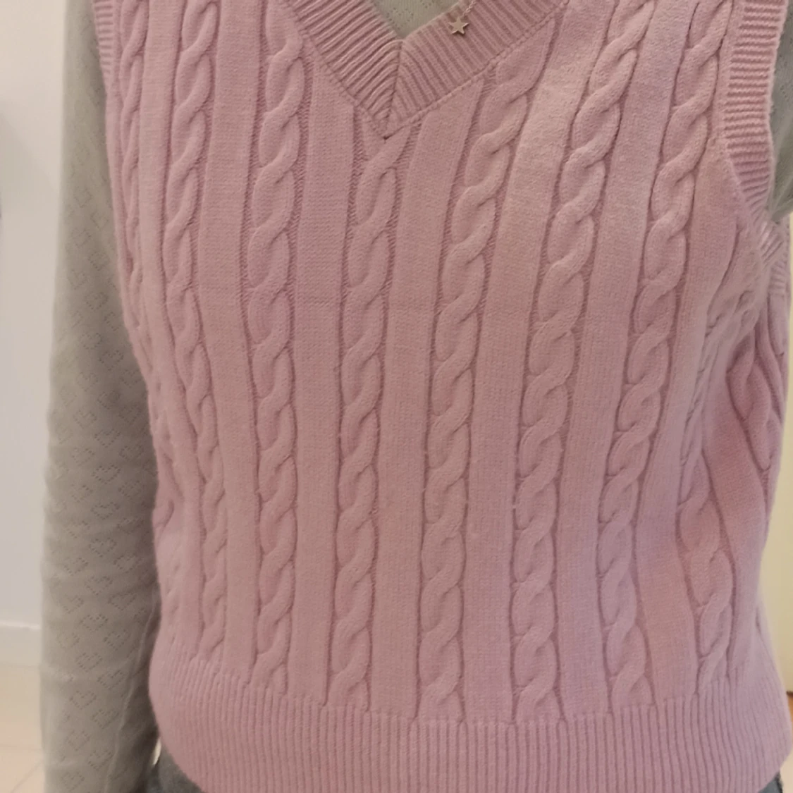 Lljuslila stickad väst