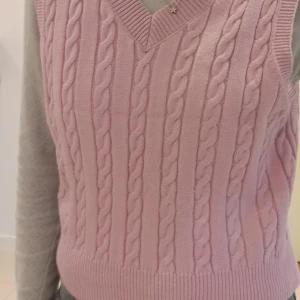 Lljuslila stickad väst - Ljuslila stickad väst från Shein.  Storlek S Den är använd få gånger och är i väldigt bra skick. Den är väldigt mjuk och bekväm att ha på sig.  Nypris ca 130kr