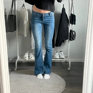 Lågmidjade jeans  - Lågmidjade jeans. Jag är 176. Aldrig använda. Nypris 649kr