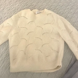 Other Stories stickad tröja - Krämvit stickad tröja från Other Stories. Tröja är i bra skick och knappt använd. Nypris 450 kr.