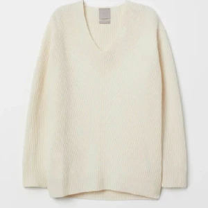 Stickad tröja  - Säljer en vit Stickad tröja i angora