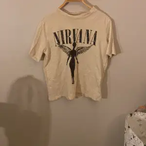 Bra skick , beige nirvana T-shirt 